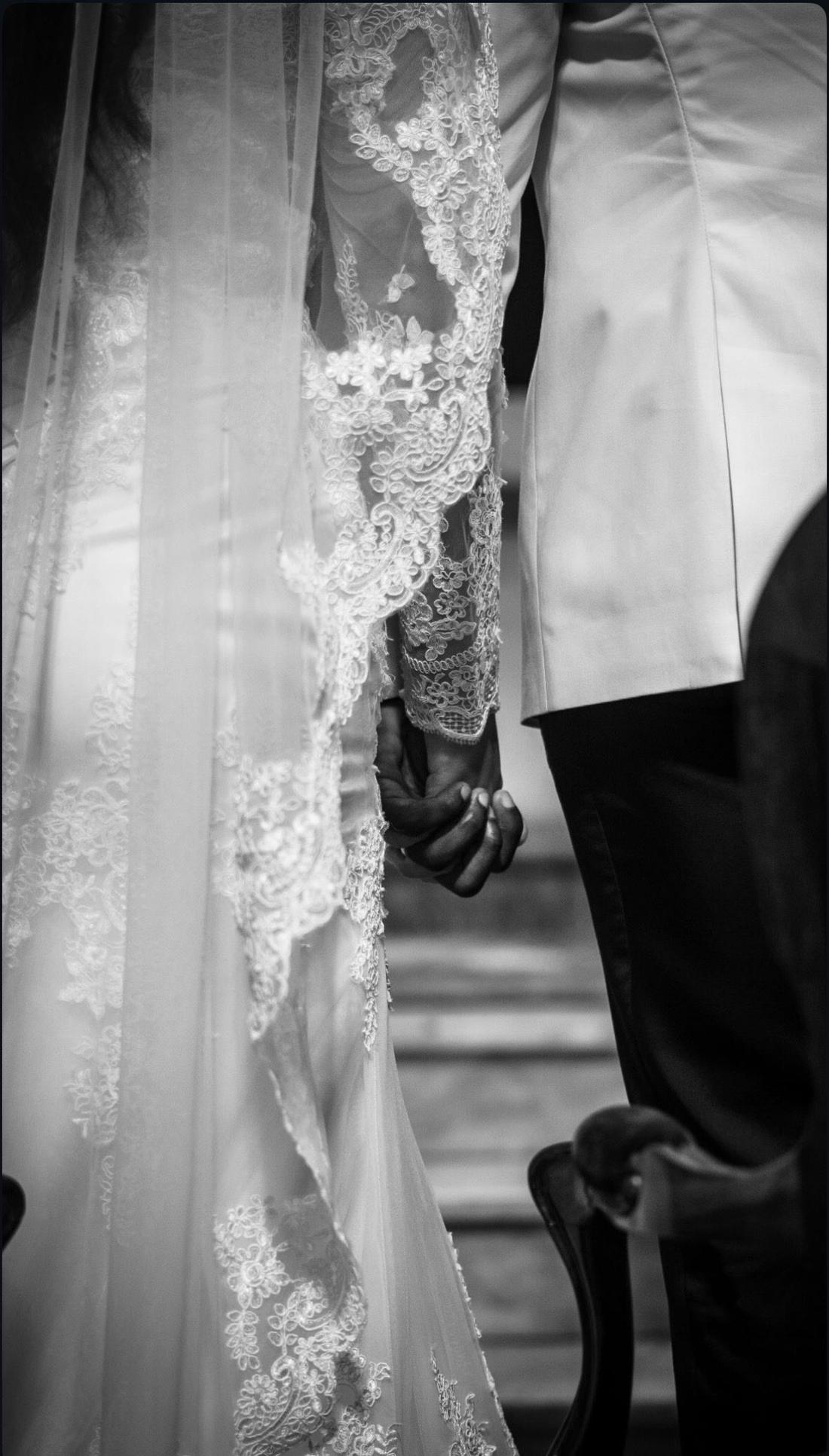 Mariage — détail robe et alliance